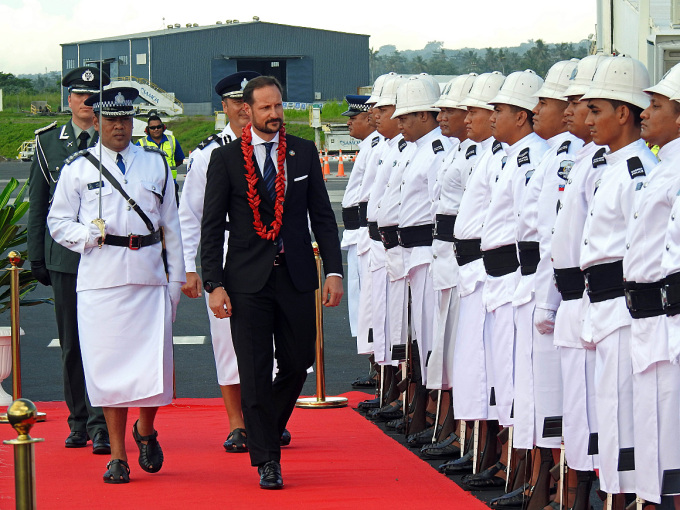 Crown Prince Haakon inspects a guard of honour during the welcoming ceremony in Apia. Photo: Sven Gj. Gjeruldsen, The Royal Court
